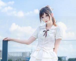 在Min.E (민이)牛仔裤写真图库中，寻找灵感，随时下载你喜欢的风格！